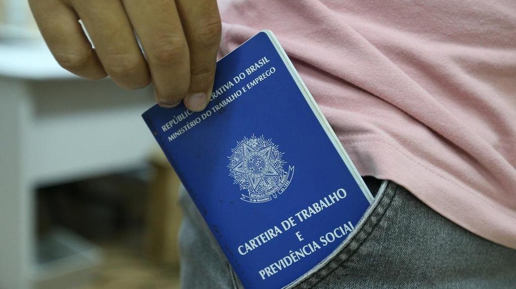 carteira-de-trabalho O FIM DA ESCALA 6X1 É VIÁVEL NO BRASIL?